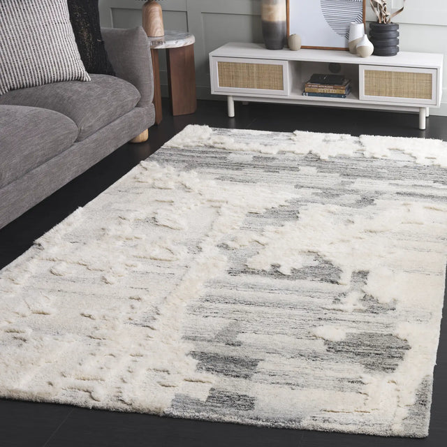 Safavieh Casablanca 4'-0" x 6'-0" Rug in Grey / Ivory
