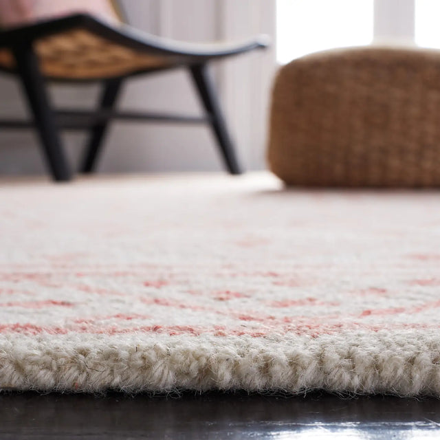 Safavieh Metro 4'-0" x 6'-0" Rug in Ivory / Pink