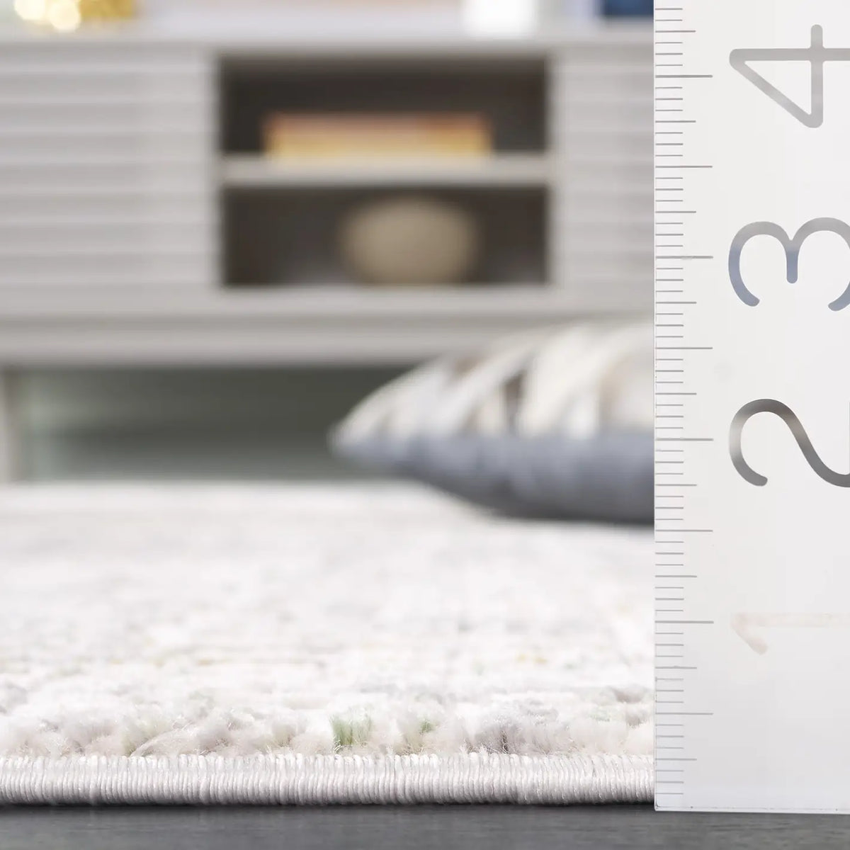 Safavieh Prestige 4'-0" x 6'-0" Rug in Ivory / Grey