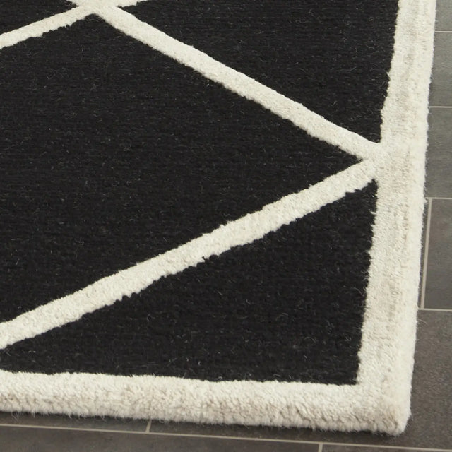 Safavieh Cambridge 2'-6" x 8'-0" Rug in Black / Ivory