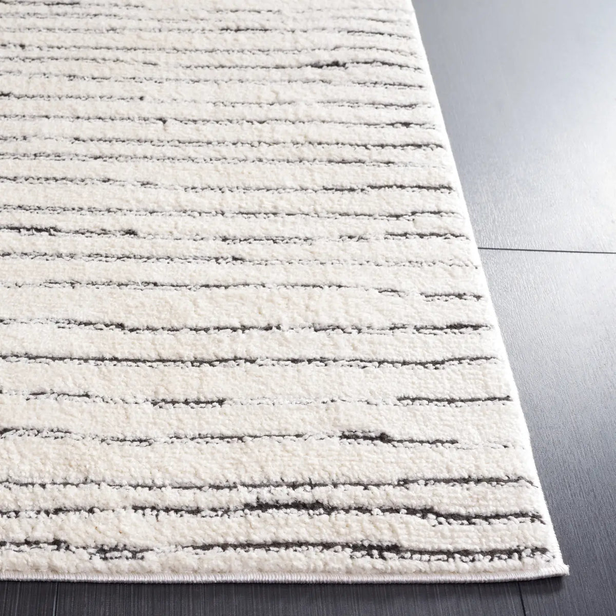Safavieh Melody 4'-0" x 6'-0" Rug in Ivory / Black