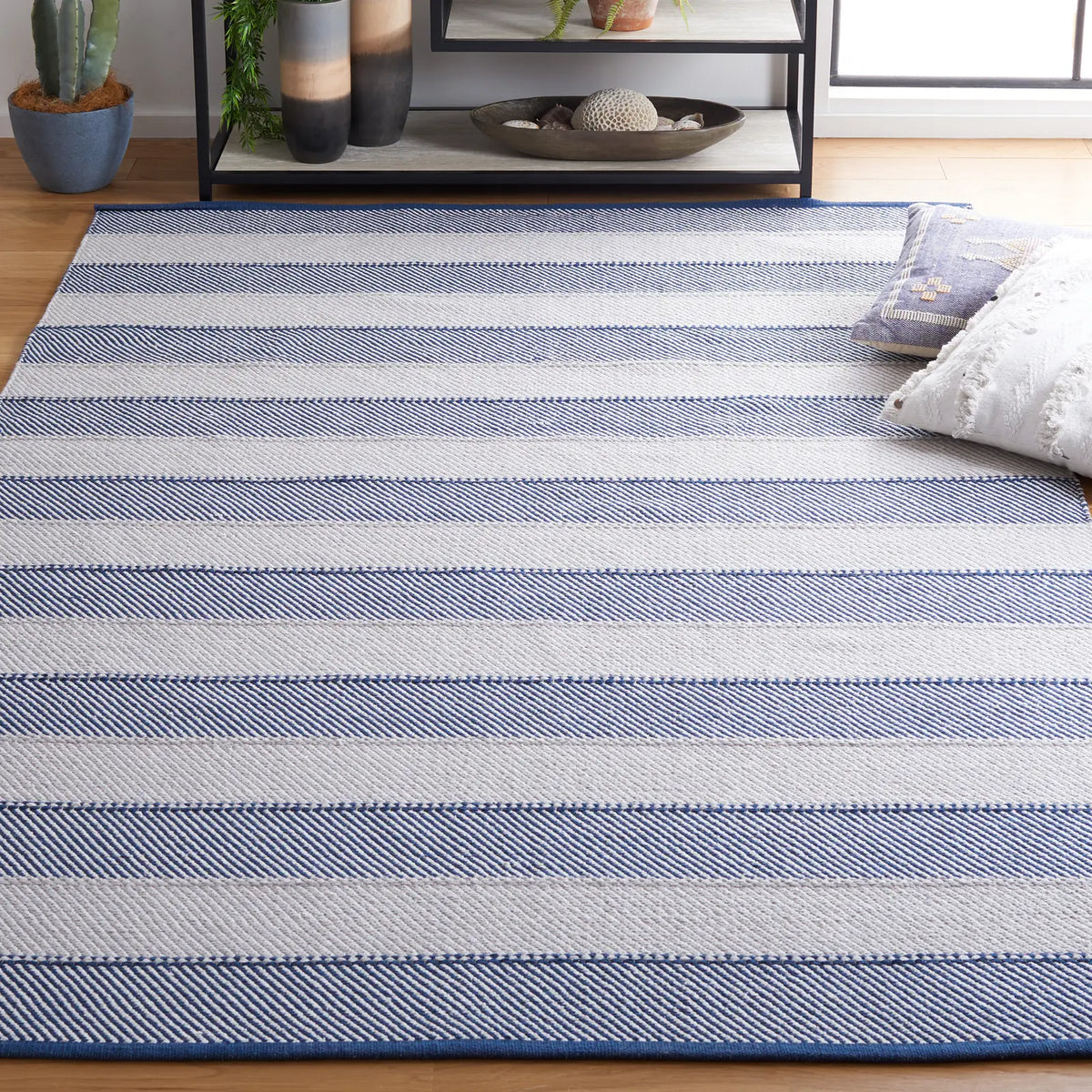 Safavieh Striped Kilim 4'-0" x 6'-0" Rug in Grey / Blue