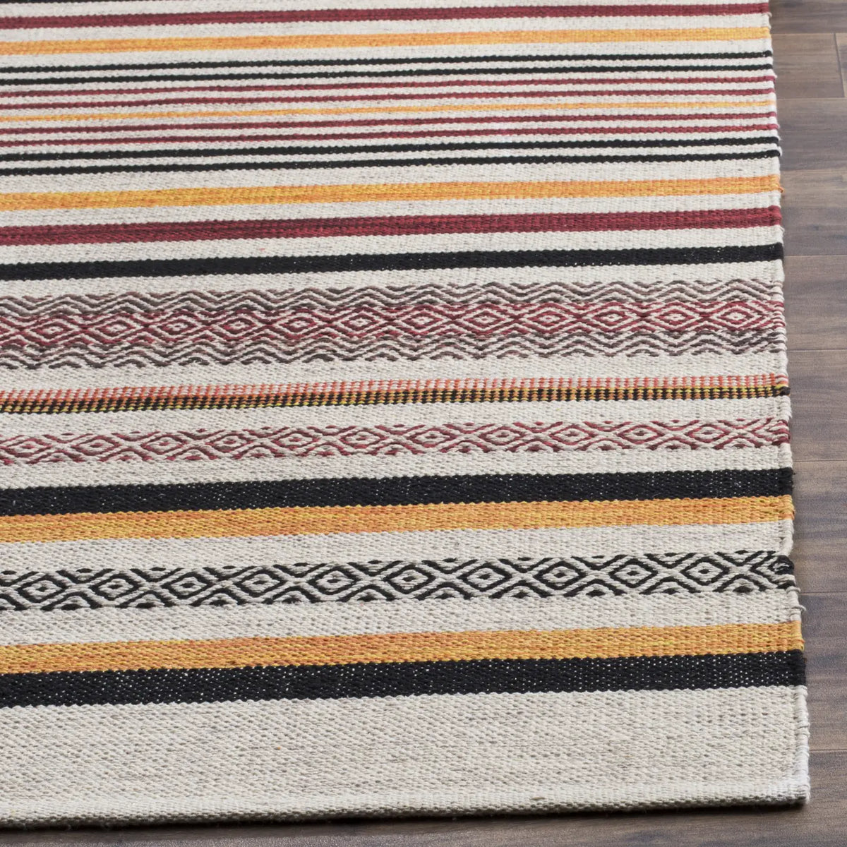 Safavieh Montauk 4'-0" x 6'-0" Rug in Red / Multi