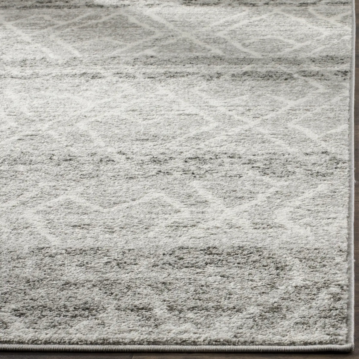 Safavieh Adirondack 5'-1" x 7'-6" Rug in Silver / Ivory