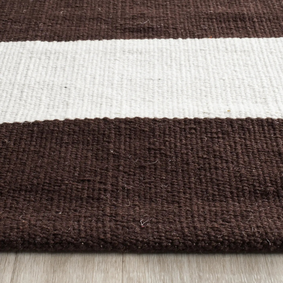 Safavieh Montauk 2'-3" x 7'-0" Rug in Chocolate / Ivory