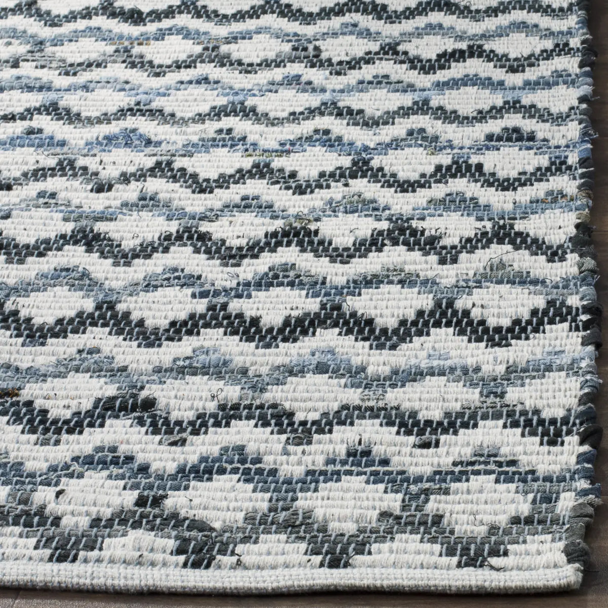 Safavieh Montauk 4'-0" x 6'-0" Rug in Ivory Blue / Black