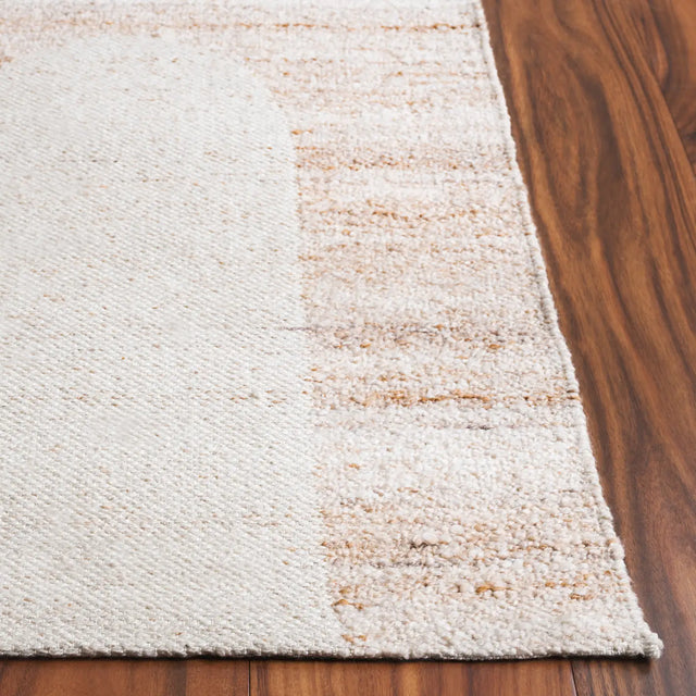 Safavieh Sahara 4'-0" x 6'-0" Rug in Natural / Ivory