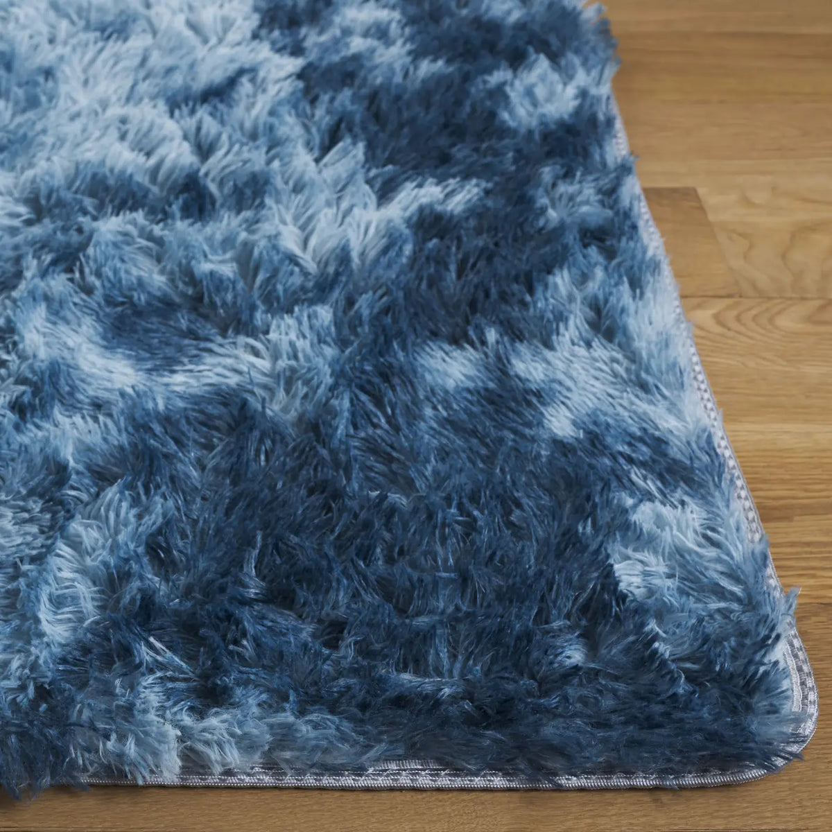 Safavieh Rainbow Shag 4'-0" x 6'-0" Rug in Blue