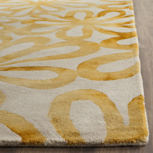 Safavieh Dip Dye 6'-0" x 9'-0" Rug in Beige / Gold