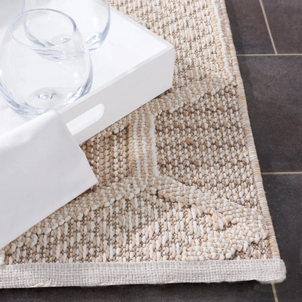 Safavieh Global 4'-0" x 6'-0" Rug in Beige / Ivory