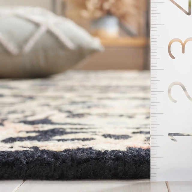 Safavieh Aubusson 4'-0" x 6'-0" Rug in Black / Ivory