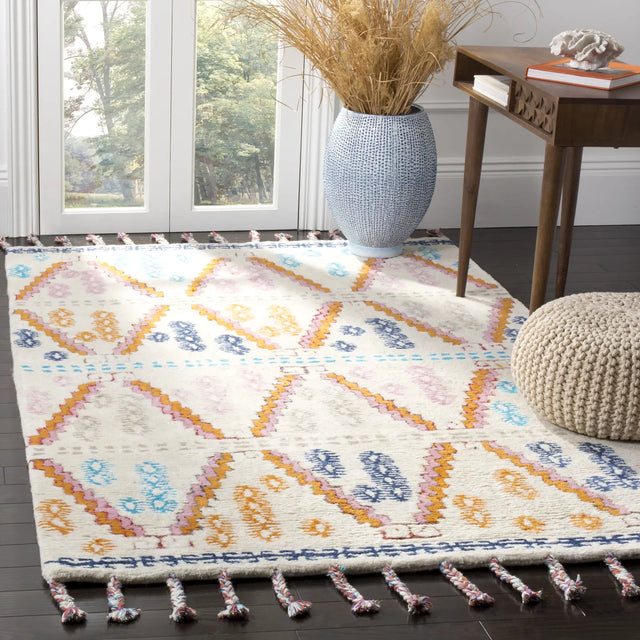 Safavieh Casablanca 5'-0" x 8'-0" Rug in Ivory / Multi