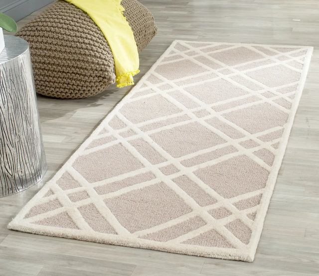 Safavieh Cambridge 2'-6" x 6'-0" Rug in Beige / Ivory