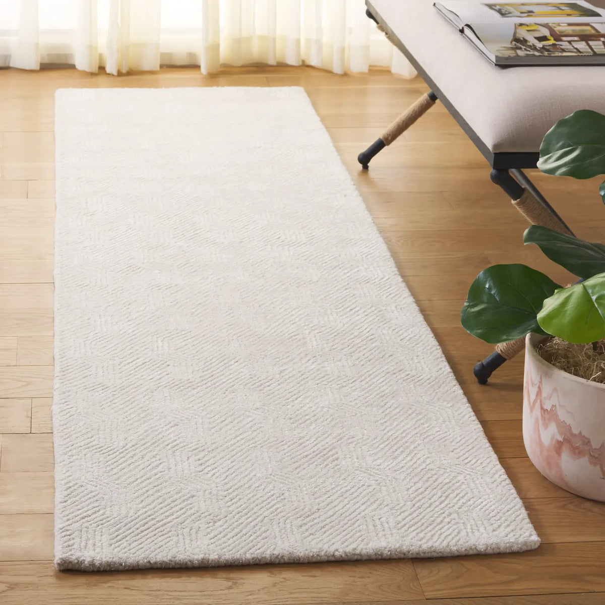 Safavieh Glamour 2'-3" x 8'-0" Rug in Ivory