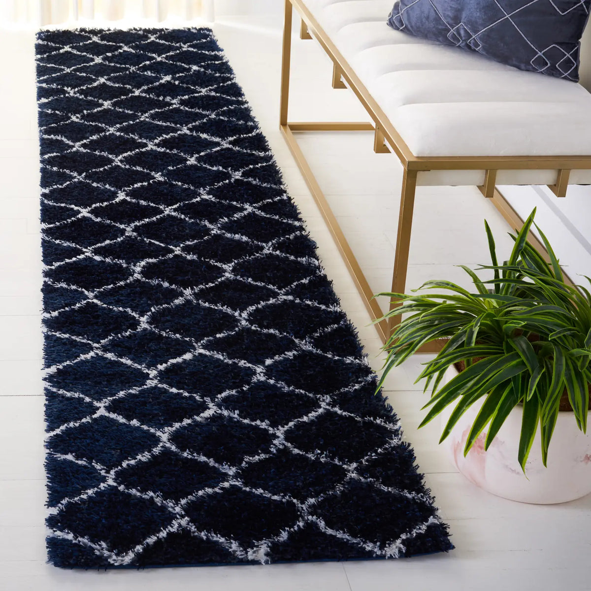 Safavieh Tahoe Shag 2'-0" x 9'-0" Rug in Navy / White