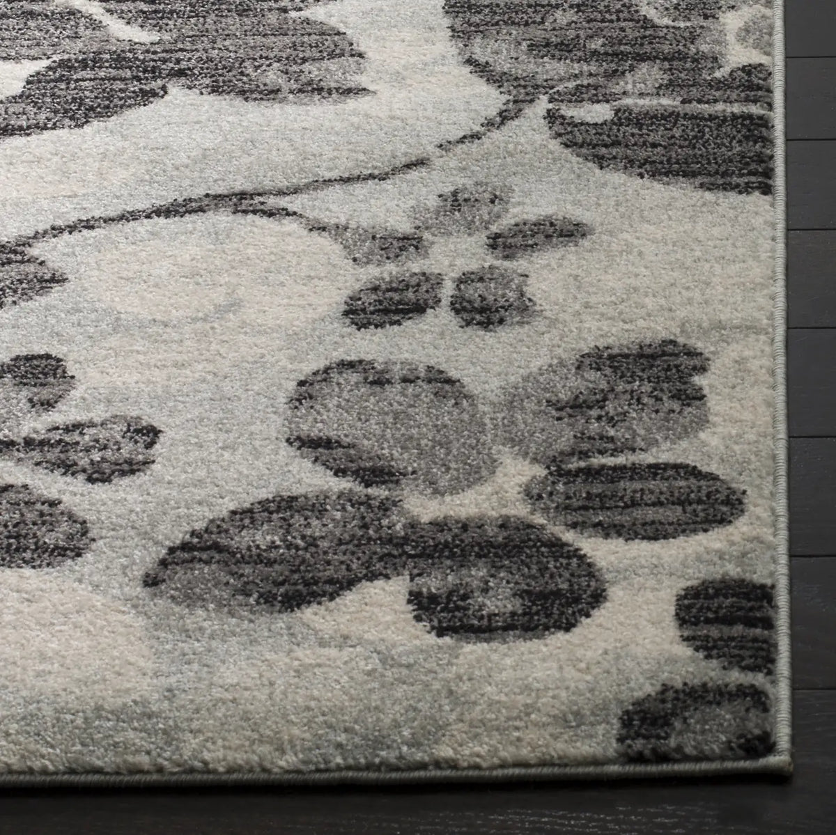Safavieh Evoke 4'-0" x 6'-0" Rug in Grey / Black