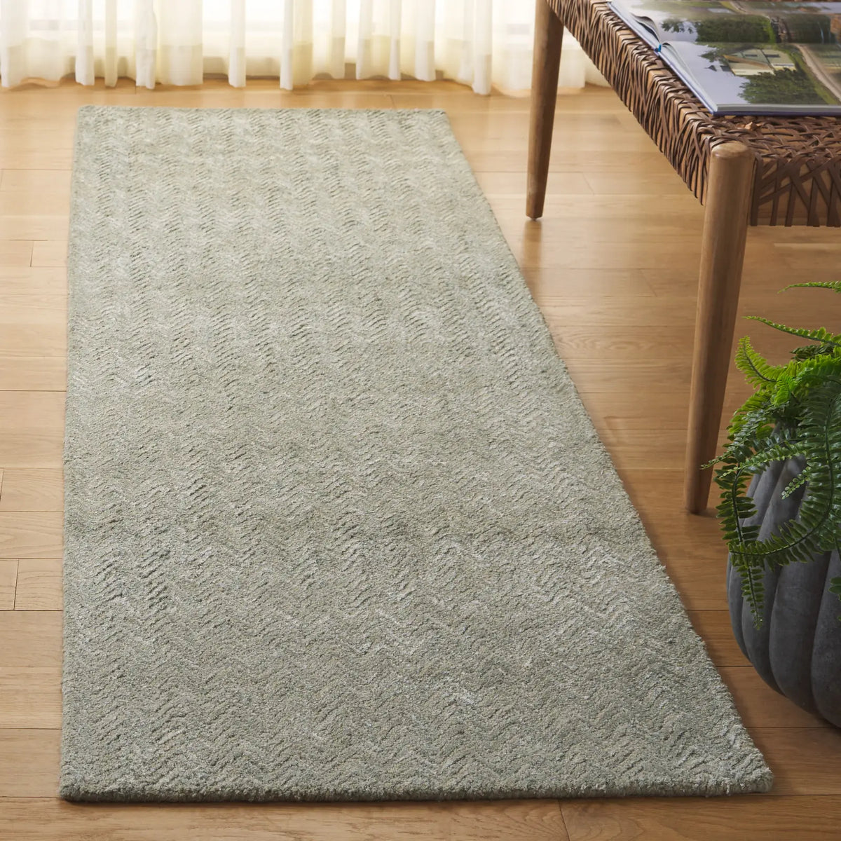 Safavieh Glamour 2'-3" x 8'-0" Rug in Green / Ivory