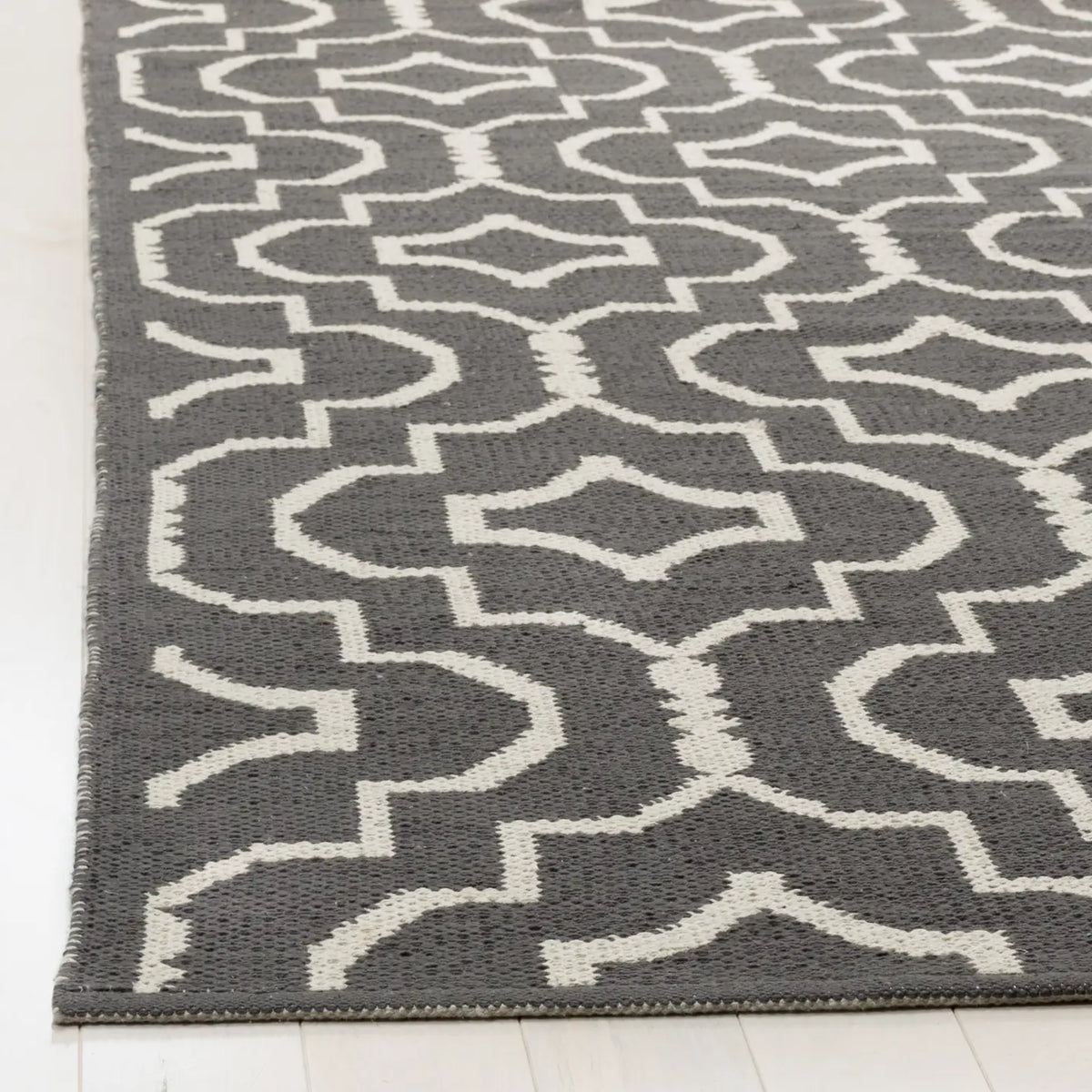 Safavieh Montauk 4'-0" x 6'-0" Rug in Dark Grey / Ivory