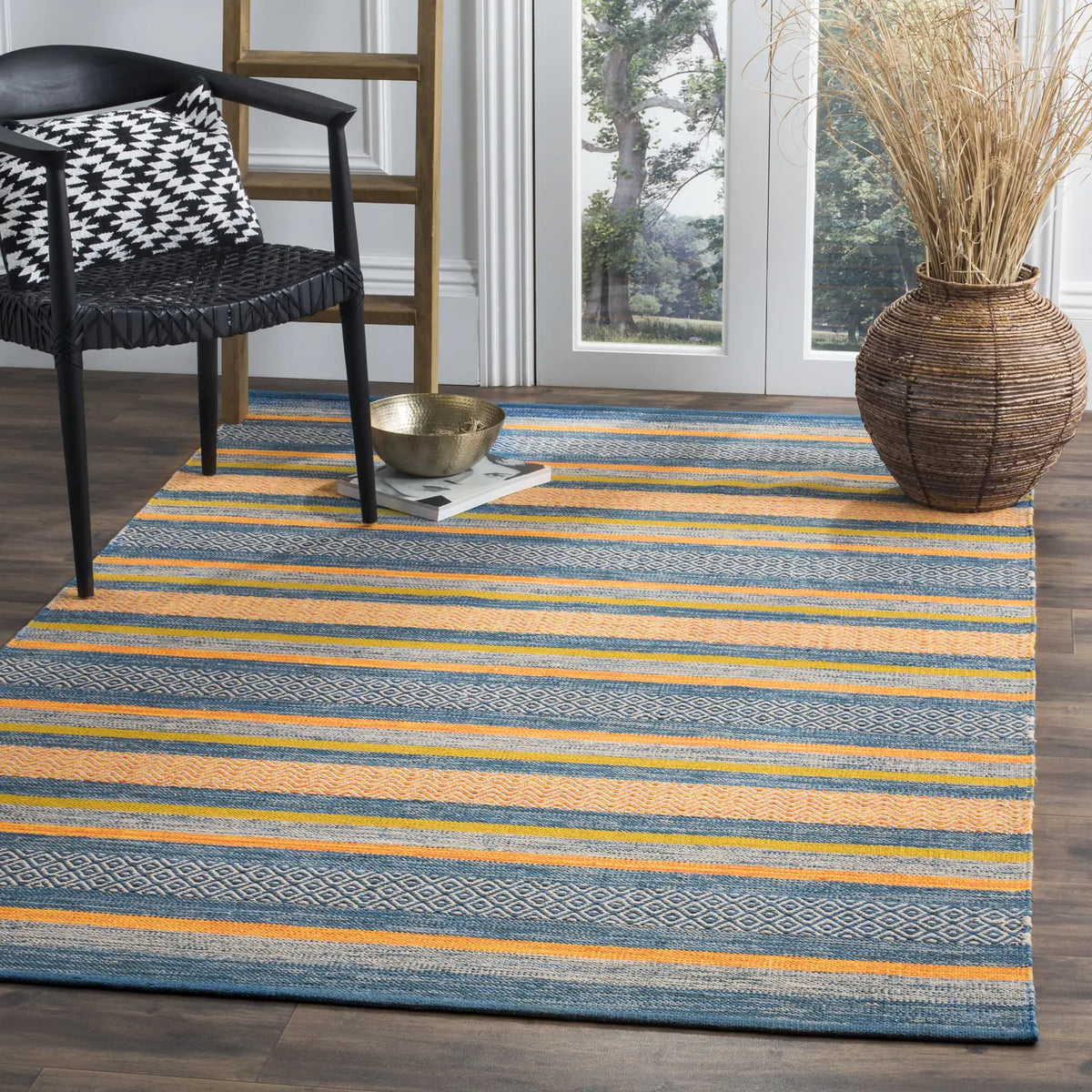 Safavieh Montauk 4'-0" x 6'-0" Rug in Blue / Orange
