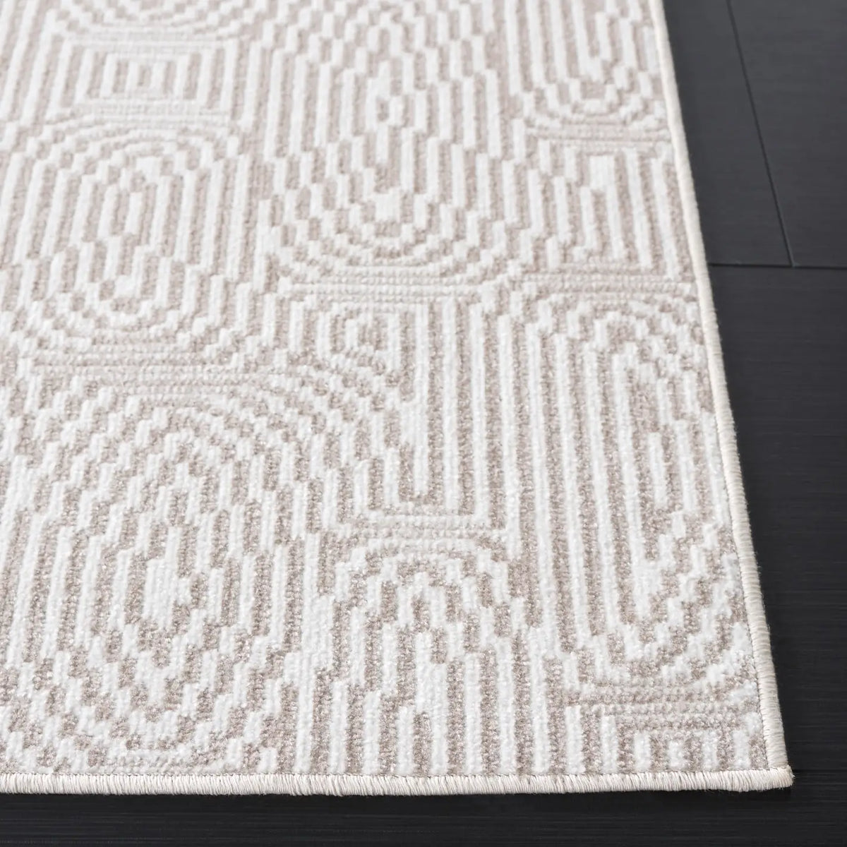 Safavieh Bayside 4'-0" x 6'-0" Rug in Ivory / Light Brown