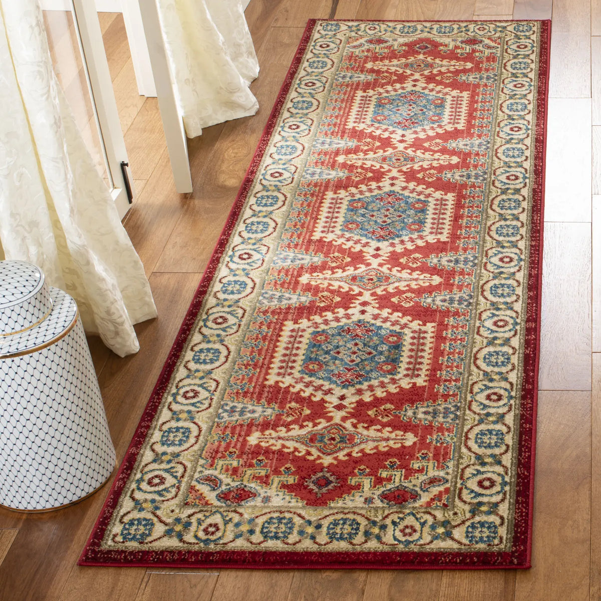 Safavieh Kashan 2'-6" x 8'-0" Rug in Red / Ivory