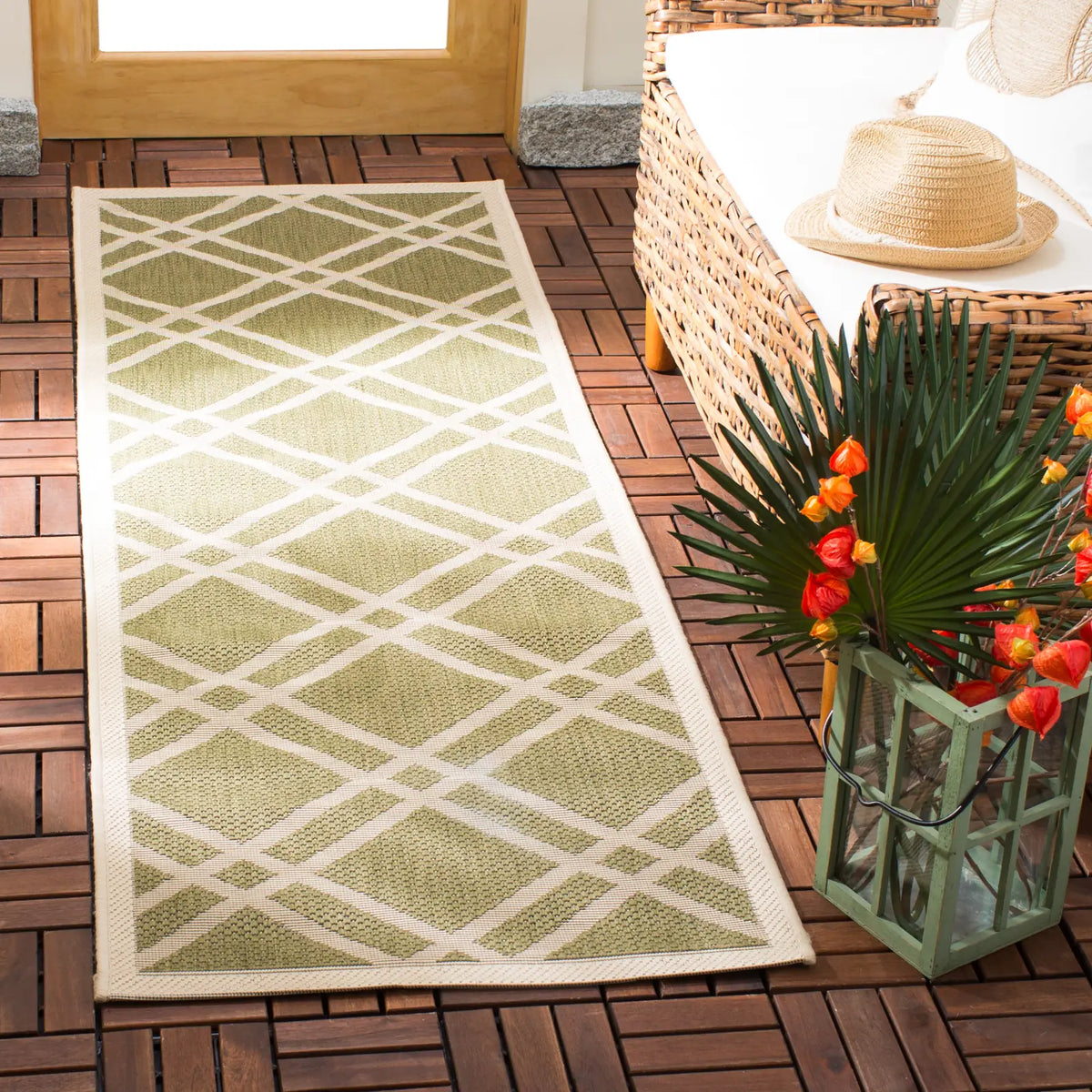 Safavieh Courtyard 2'-3" x 6'-7" Rug in Green / Beige