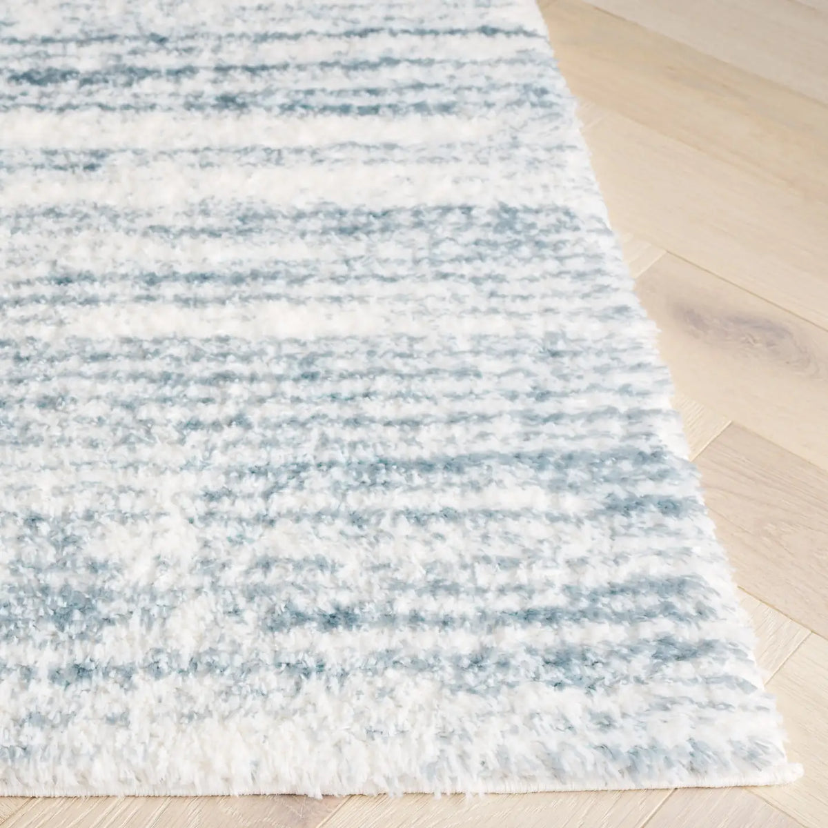 Safavieh Tahoe Shag 4'-0" x 6'-0" Rug in Blue / Ivory