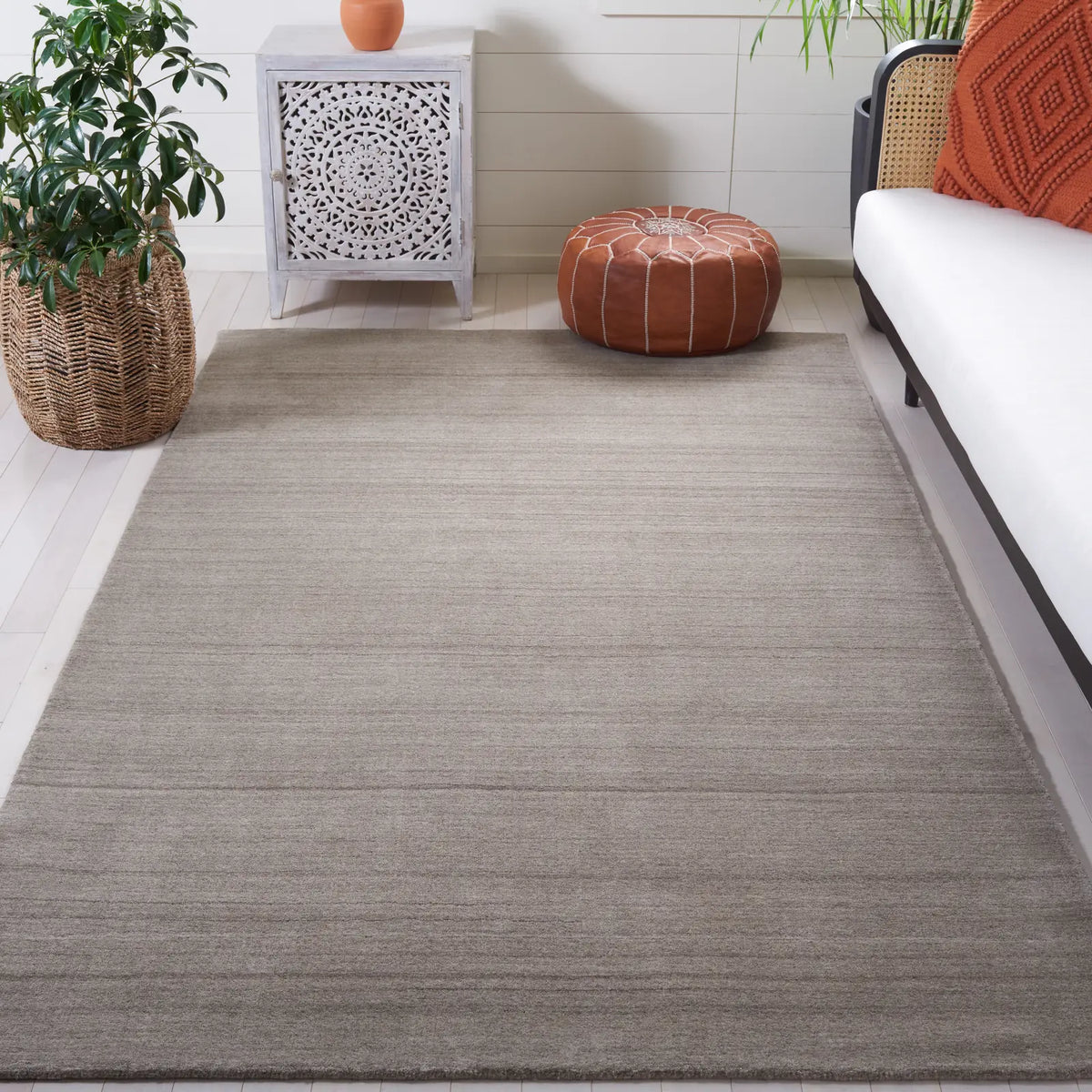 Safavieh Himalaya 5'-0" x 8'-0" Rug in Pewter