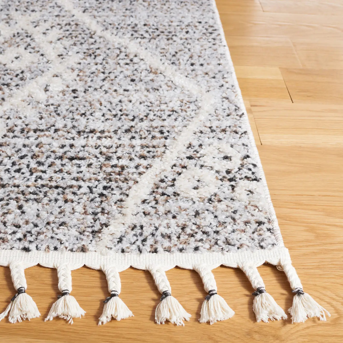 Safavieh Chapel 4'-0" x 6'-0" Rug in Black / Ivory