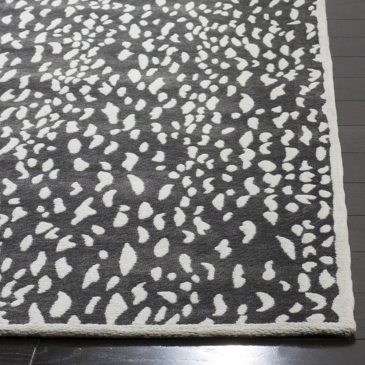 Safavieh Marbella 5'-0" x 8'-0" Rug in Dark Grey / Ivory
