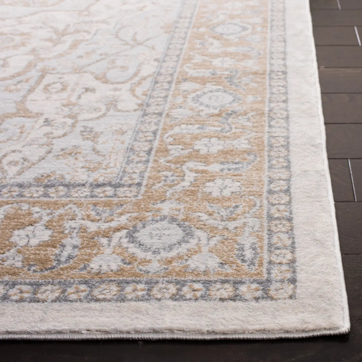 Safavieh Isabella 4'-0" x 6'-0" Rug in Cream / Beige