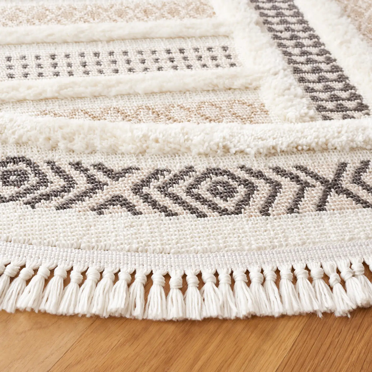 Safavieh Urban 6'-7" x 6'-7" Rug in Beige / Ivory