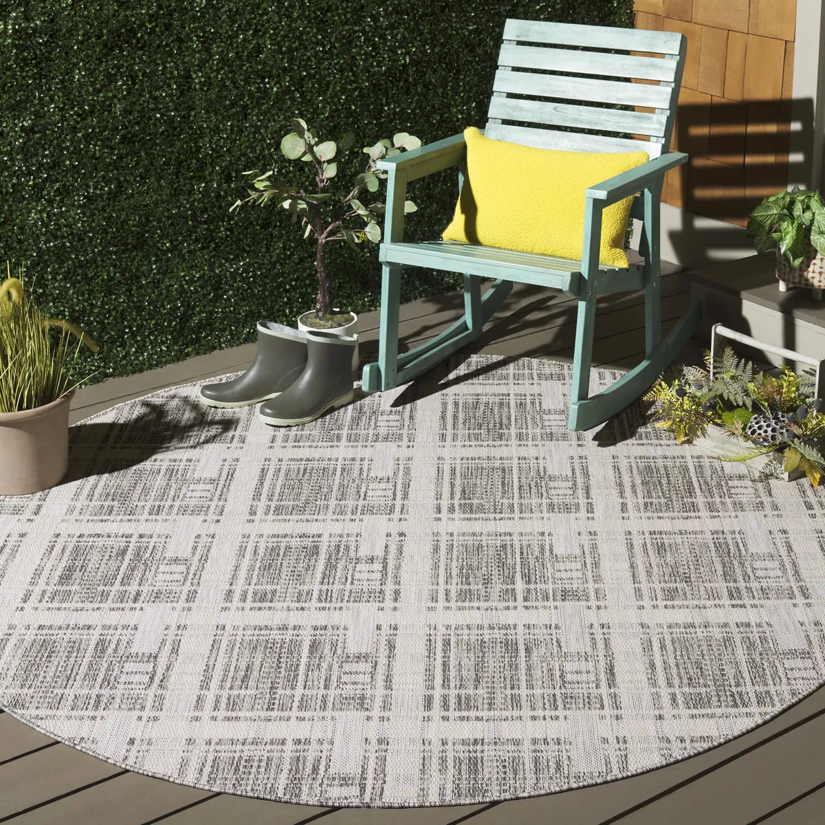Safavieh Beach House 6'-7" x 6'-7" Rug in Grey / Ivory