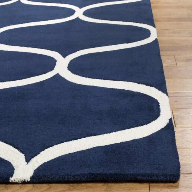 Safavieh Cambridge 4'-0" x 6'-0" Rug in Dark Blue / Ivory