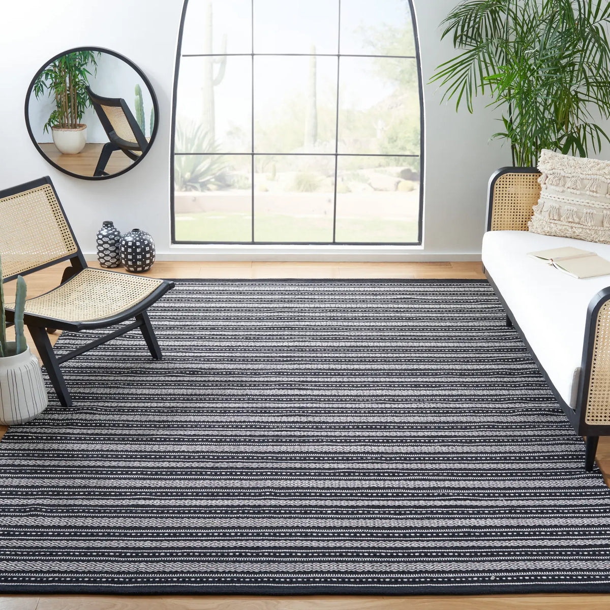 Safavieh Kilim 6'-0" x 9'-0" Rug in Black / Ivory