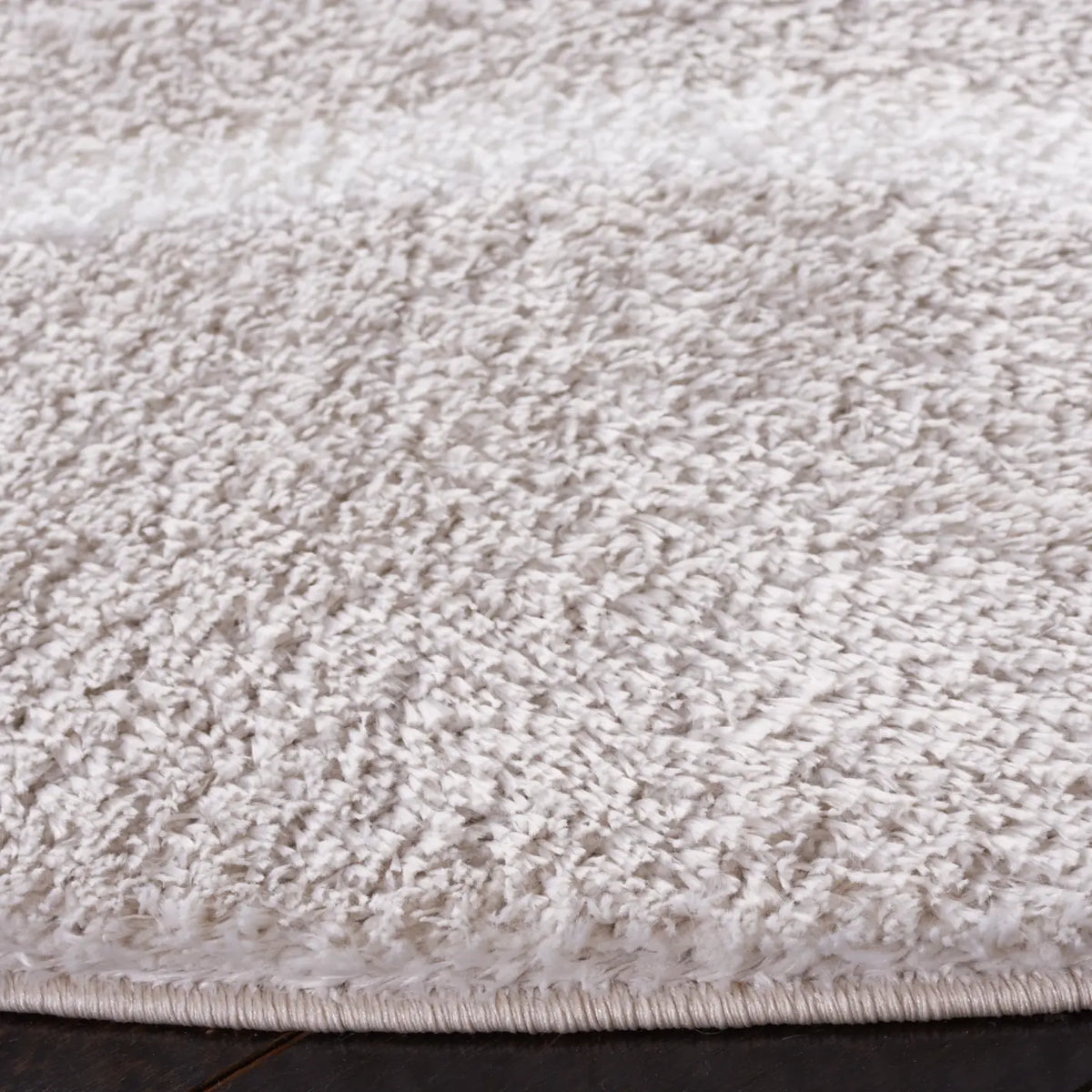 Safavieh Tahoe Shag 6'-7" x 6'-7" Rug in Silver / White