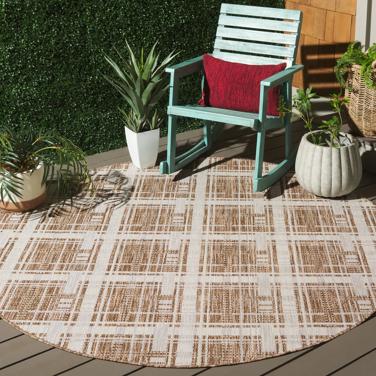 Safavieh Beach House 6'-7" x 6'-7" Rug in Brown / Ivory