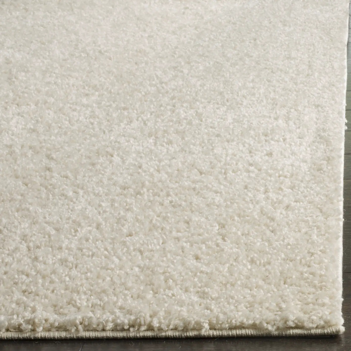 Safavieh Arizona Shag 4'-0" x 6'-0" Rug in Creme