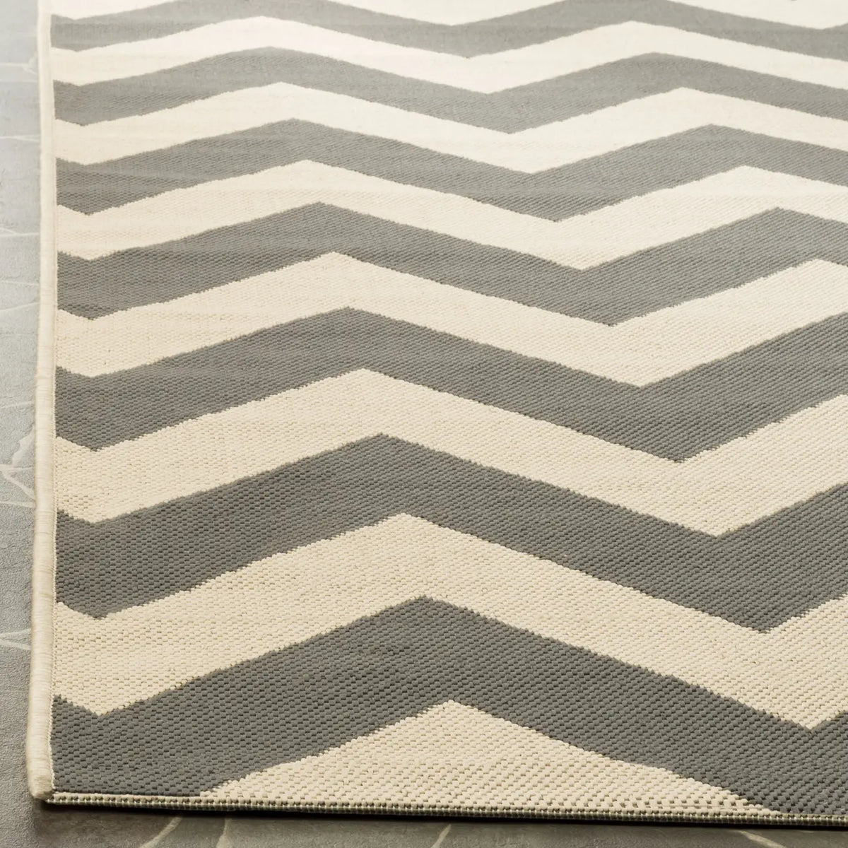 Safavieh Courtyard 4'-0" x 5'-7" Rug in Grey / Beige