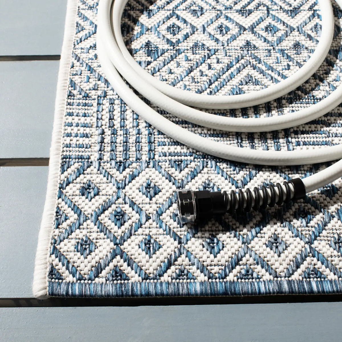 Safavieh Courtyard 4'-0" x 5'-7" Rug in Blue / Navy