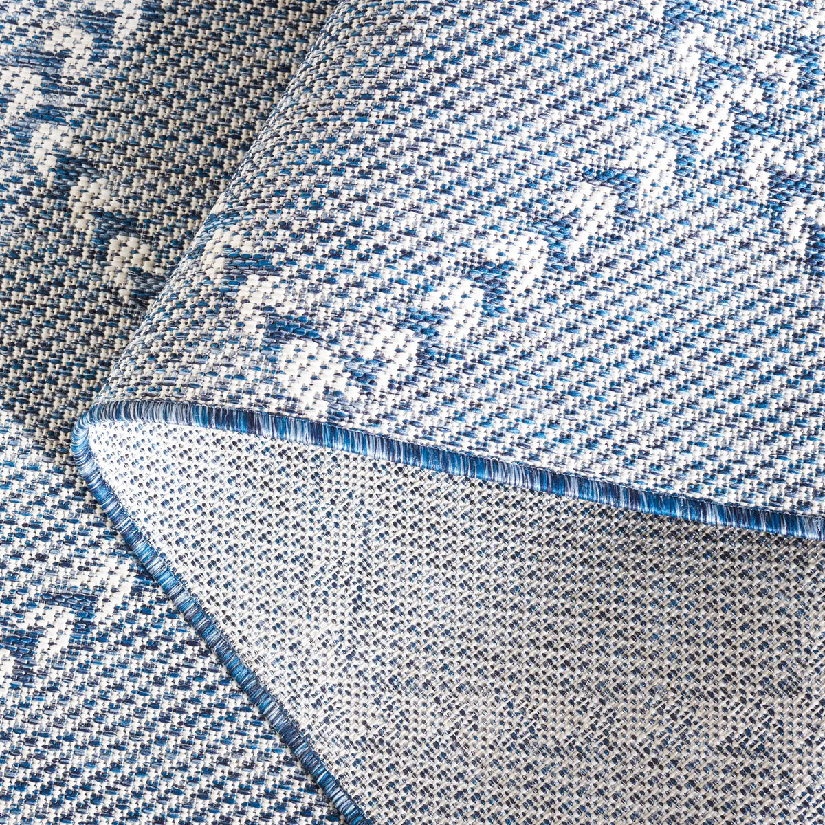Safavieh Courtyard 4'-0" x 5'-7" Rug in Navy / Ivory