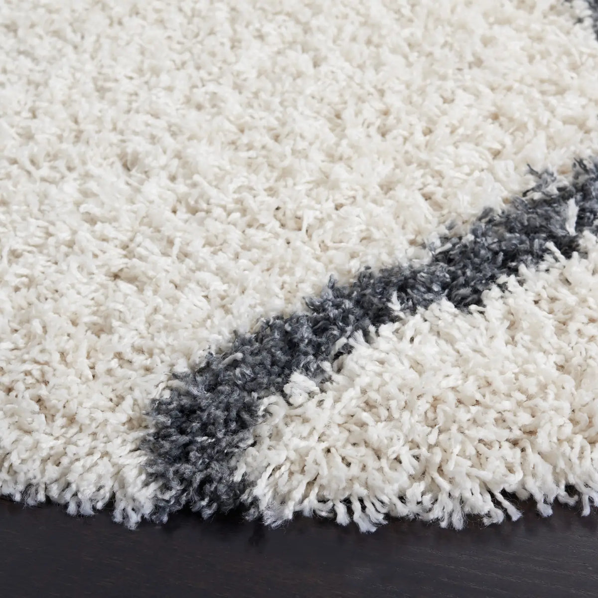 Safavieh Venus Shag 600 6'-7" x 6'-7" Rug in Ivory / Dark Grey