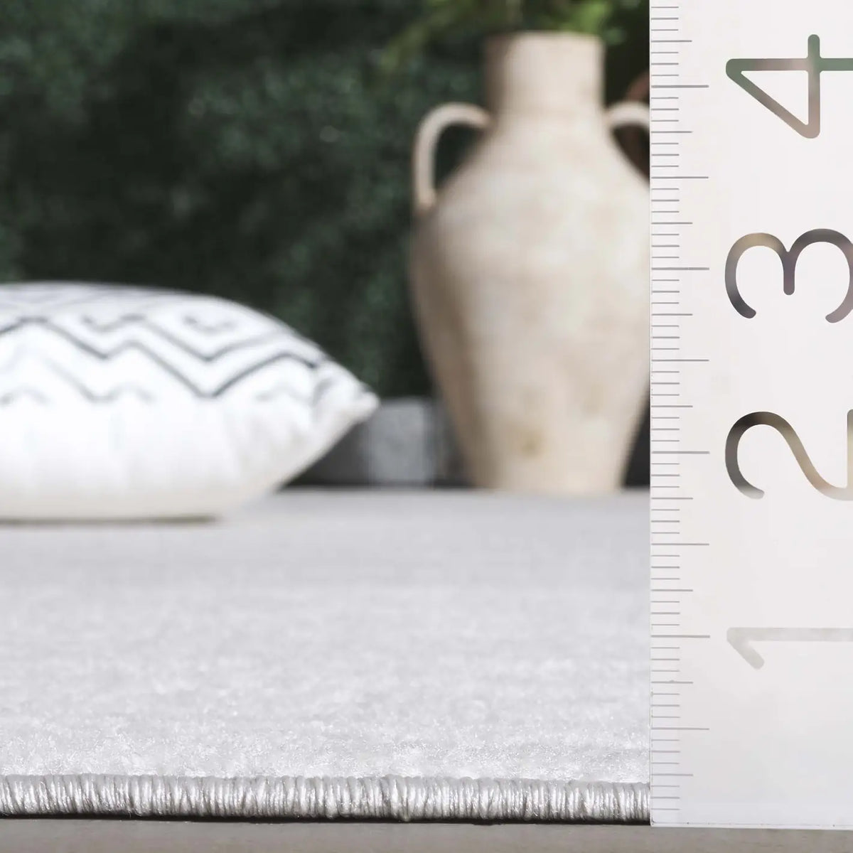 Safavieh Stella 4'-0" x 6'-0" Rug in Ivory
