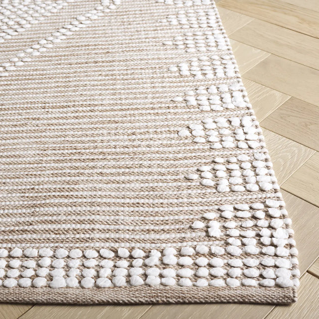 Safavieh Montauk 4'-0" x 6'-0" Rug in Beige / Ivory
