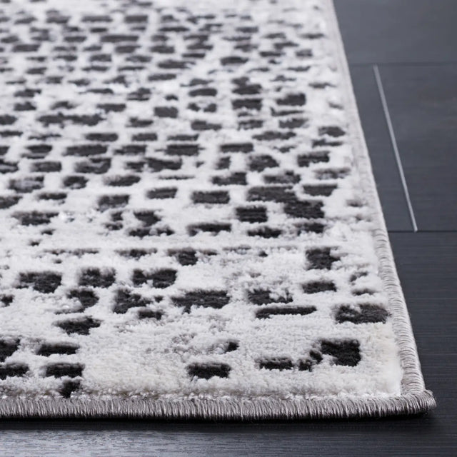 Safavieh Amelia 4'-5" x 6'-5" Rug in Charcoal / Grey