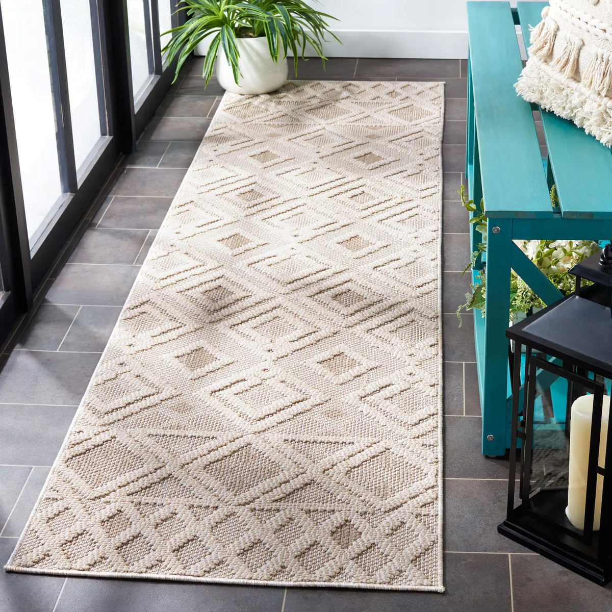 Safavieh Global 2'-2" x 8'-0" Rug in Beige / Ivory