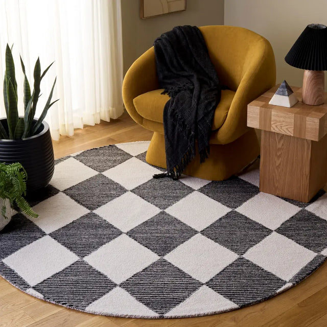 Safavieh Ebony 6'-0" x 6'-0" Rug in Ivory / Black