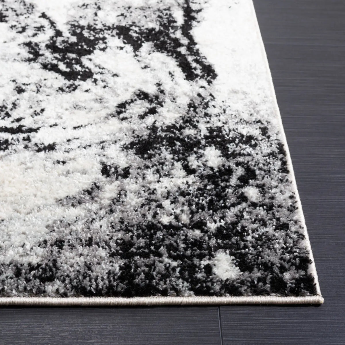 Safavieh Tulum 4'-0" x 6'-0" Rug in Ivory / Black