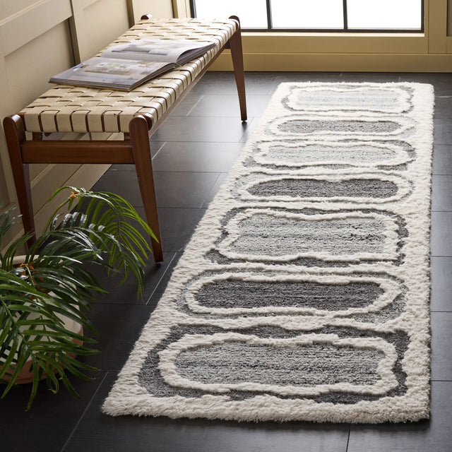 Safavieh Casablanca 2'-3" x 8'-0" Rug in Grey / Ivory