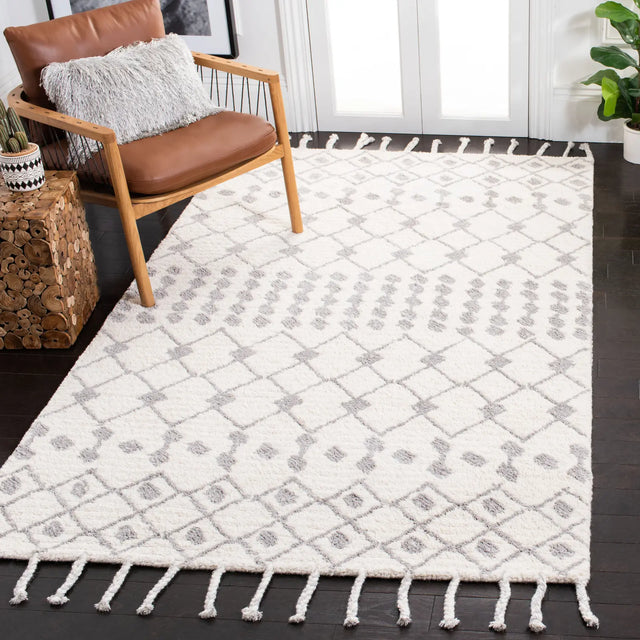 Safavieh Casablanca 5'-0" x 8'-0" Rug in Ivory / Silver